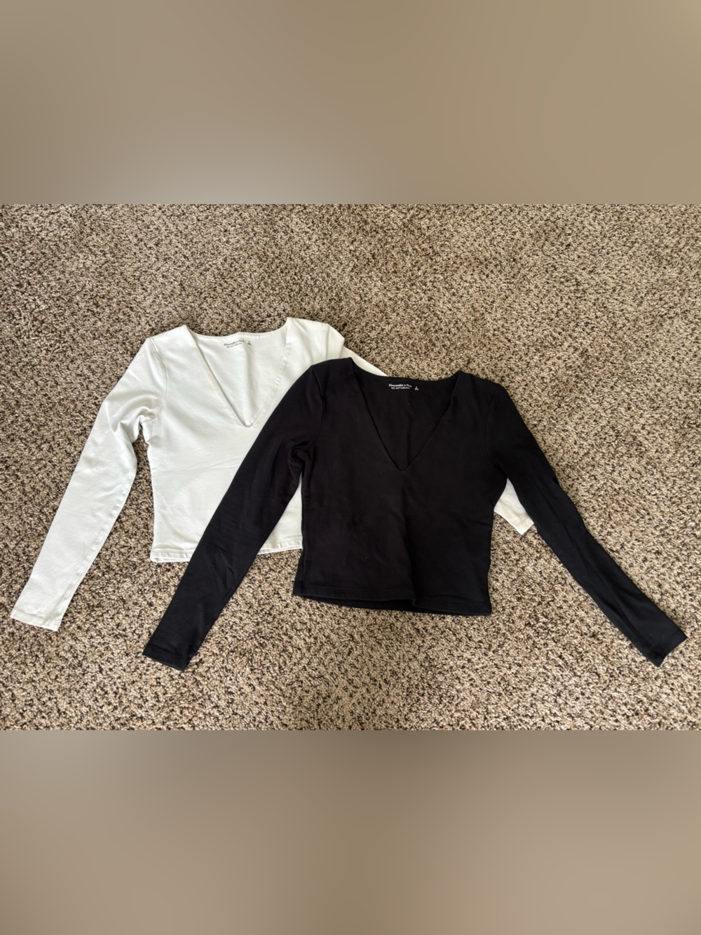 Abercrombie & Fitch - Women’s V-Neck Long Sleeve shirt - Black & White